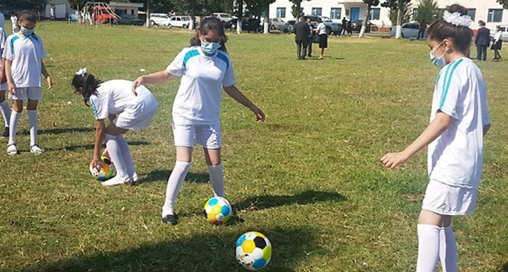 Школьникам в прифронтовых селах Азербайджана подарили спортивную одежду и футбольные мячи