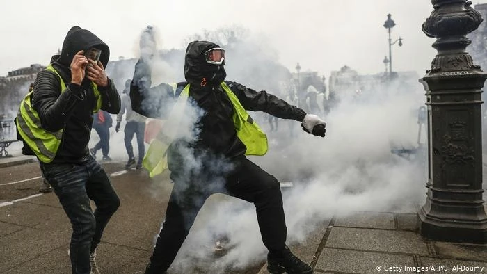 В Париже на акции «желтых жилетов» задержали 200 человек