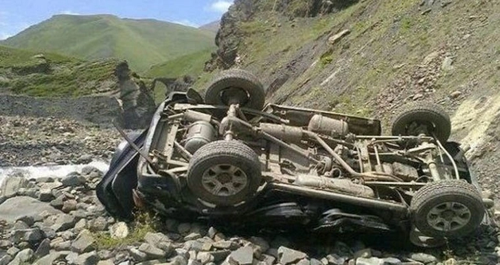 В Гобустане автомобиль рухнул в глубокий овраг: трое пострадавших