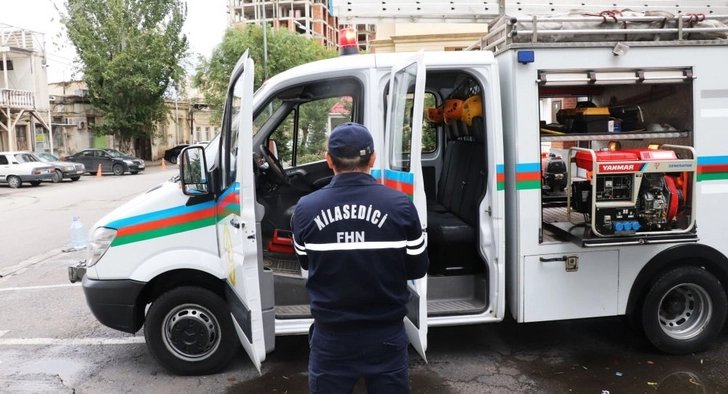 Спасатели в Баку помогли тяжеловесному гражданину, оказавшемуся в беспомощном положении