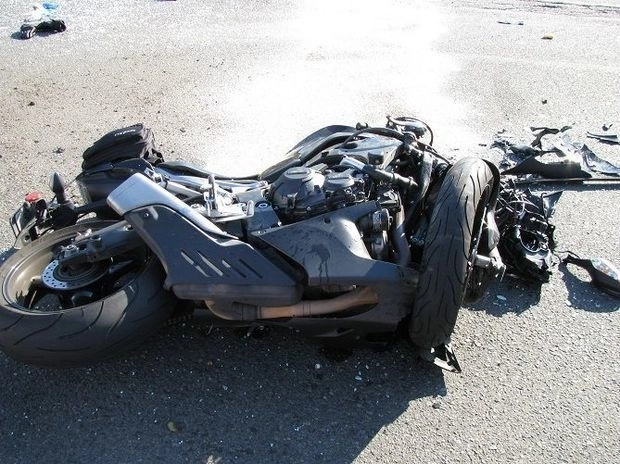 В Баку мотоцикл врезался в автомобиль