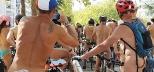 Во Франции прошел Всемирный голый велопробег – ВИДЕО