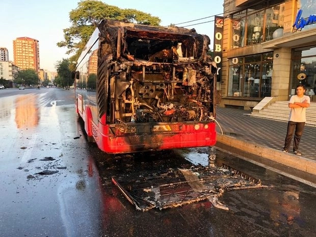 В Баку сгорел пассажирский автобус