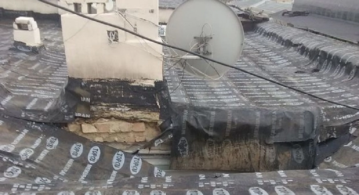 В центре Баку обрушилась часть крыши 10-этажного здания - ВИДЕО