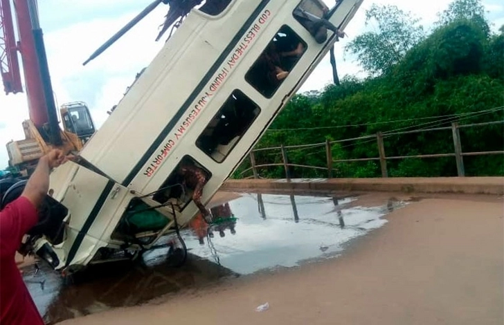 В Нигерии 14 человек погибли после падения автобуса в реку