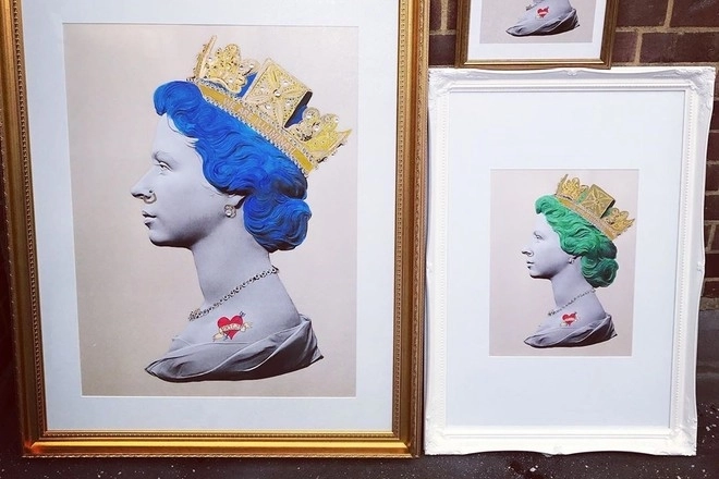Королева Елизавета II оценила свой образ с синими волосами и кольцом в носу
