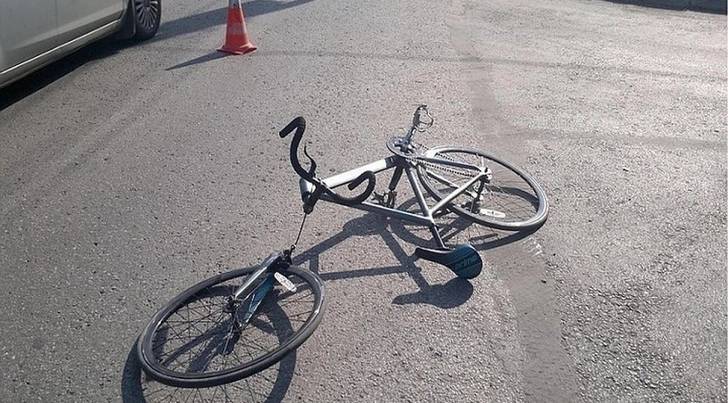 В Евлахе автомобиль сбил велосипедиста