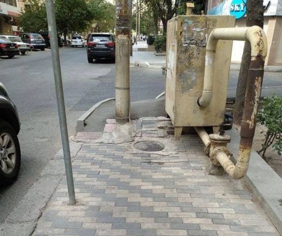 В Баку газораспределительный шкаф на тротуаре мешает нормальному передвижению пешеходов