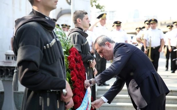 Джейхун Байрамов возложил венок к Мемориалу героев в Тбилиси - ФОТО