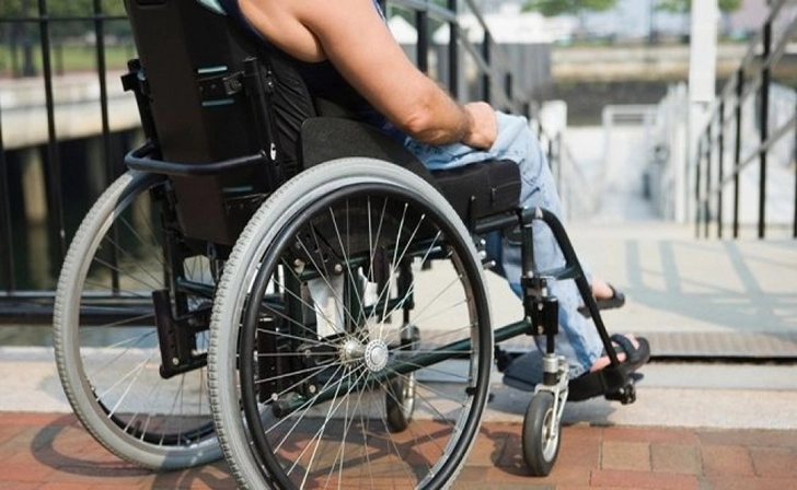 Большая проблема для лиц в инвалидной коляске в Баку - ВИДЕО
