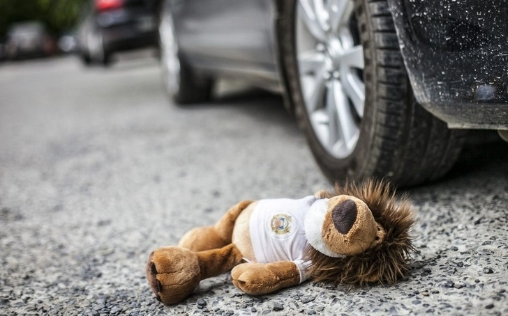 В Баку автомобиль сбил двухлетнего ребенка