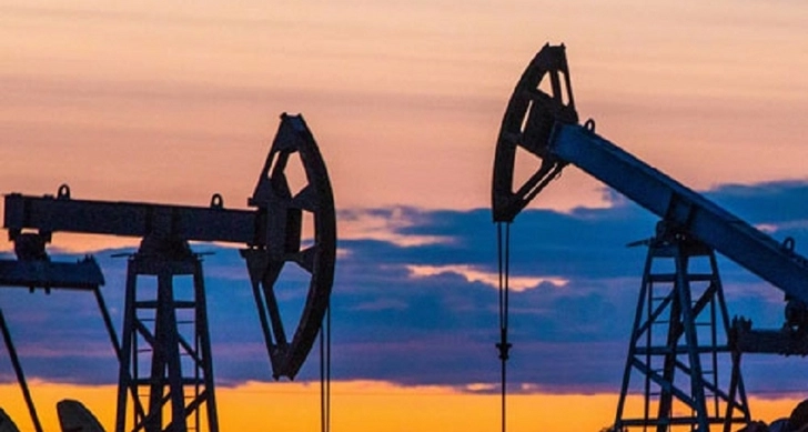 Цены на нефть снижаются на опасениях ухудшения перспектив спроса