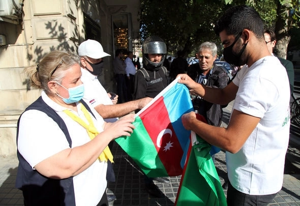 В Баку молодежь раздала флаги гражданам – ФОТО