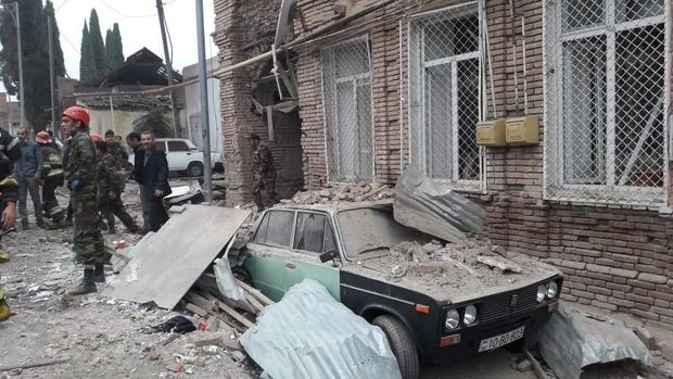 В результате вражеского обстрела Гянджи разрушен жилой дом - ВИДЕО