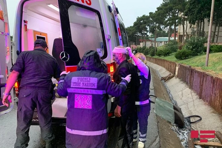 В Баку микроавтобус сбил пешехода и влетел в бетонное ограждение моста – ФОТО