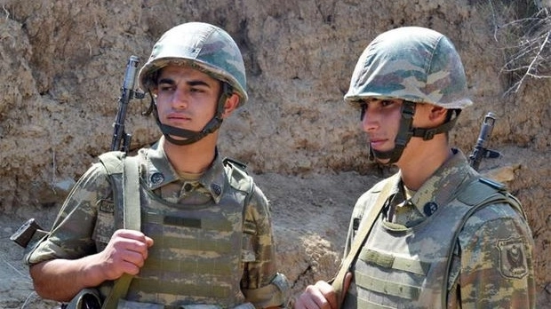 Азербайджанские знаменитости выступили перед солдатами на фронте – ВИДЕО