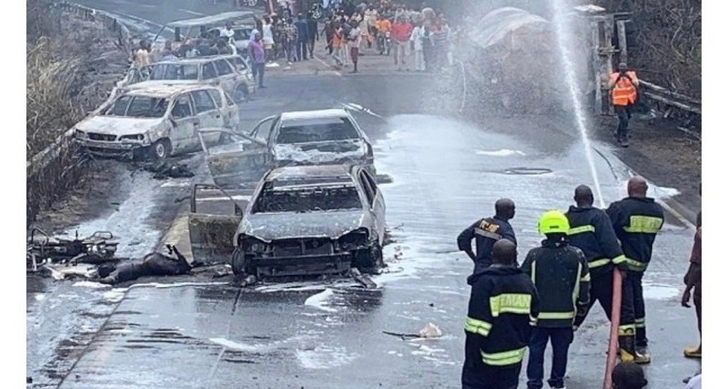 В Нигерии 20 человек погибли при взрыве бензовоза