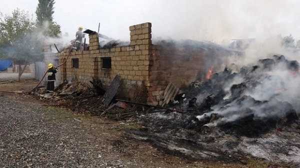 Ракетные и артиллерийские обстрелы армян вызвали пожары на гражданских объектах Азербайджана - ФОТО