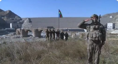 Флаг Азербайджана развевается над Худаферинским мостом - ВИДЕО