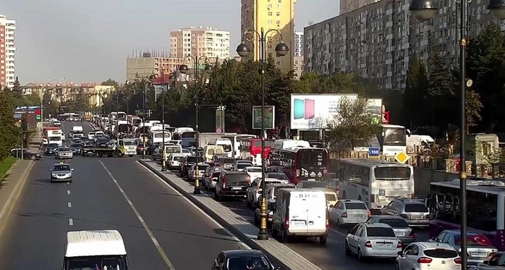 В центре Баку образовался дорожный затор - ФОТО