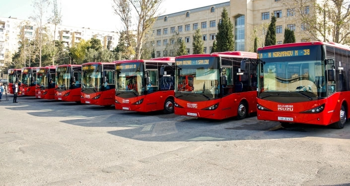 В Баку выделено дополнительно около сотни резервных автобусов для обслуживания пассажиров в час пик