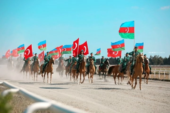 В Баку прошел парад на Карабахских скакунах в честь освободительной миссии армии Азербайджана – ФОТО