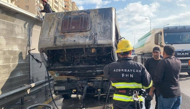 В Баку сгорел эвакуатор, образовался дорожный затор - ФОТО