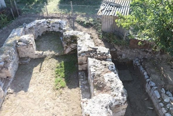 На территории памятника времен Кавказской Албании ведутся археологические раскопки - ФОТО