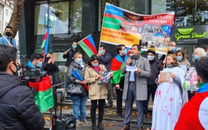 В немецком городе прошла акция протеста против террора в Гяндже – ФОТО