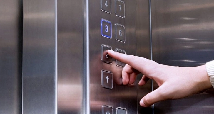 В Баку вызволили четырех застрявших в лифте людей, в том числе детей
