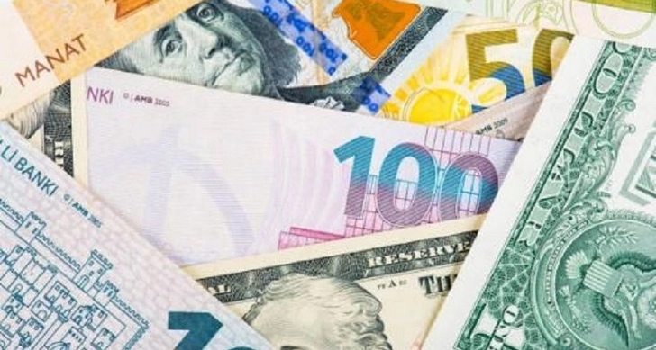 Манат укрепился к евро и остался стабильным к доллару