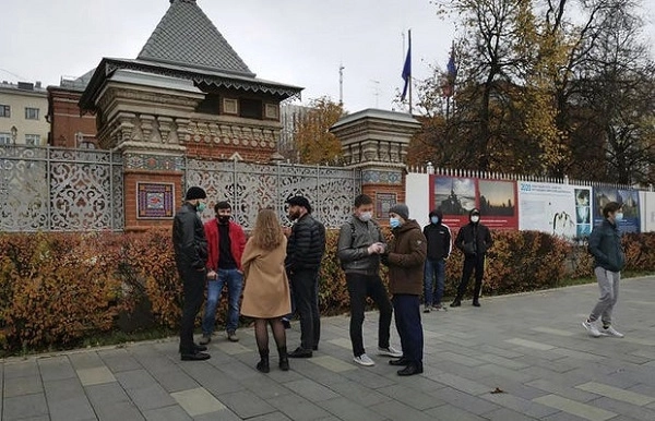 Группа мусульман организовала акцию у посольства Франции в Москве