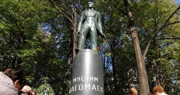 Посольство Азербайджана: Установлены лица, осквернившие памятник Муслиму Магомаеву в Москве