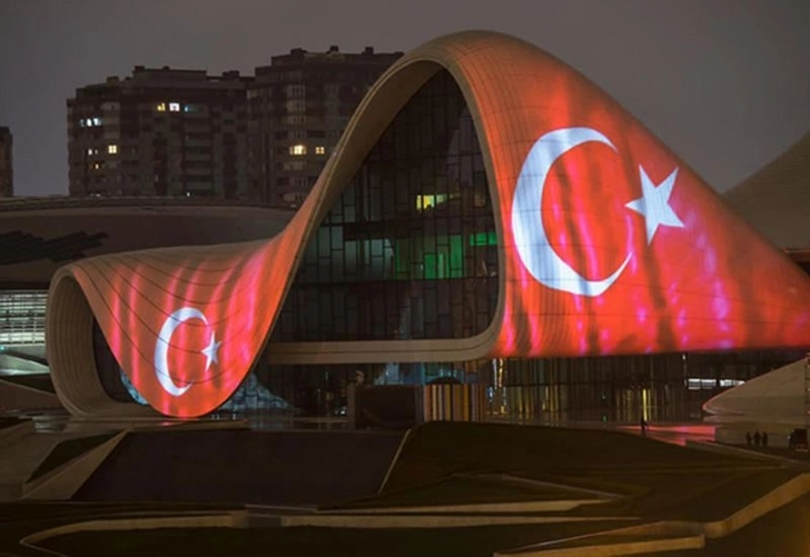 Центр Гейдара Алиева окрасился в цвета флага Турции – ФОТО
