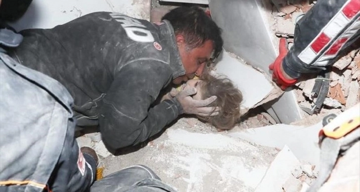 В Измире через 91 час после землетрясения спасли 3-летнюю девочку - ВИДЕО