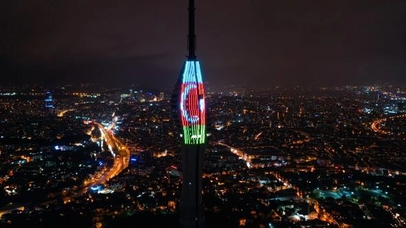 Одна из самых высоких башен Европы окрасилась в цвета флага Азербайджана – ФОТО