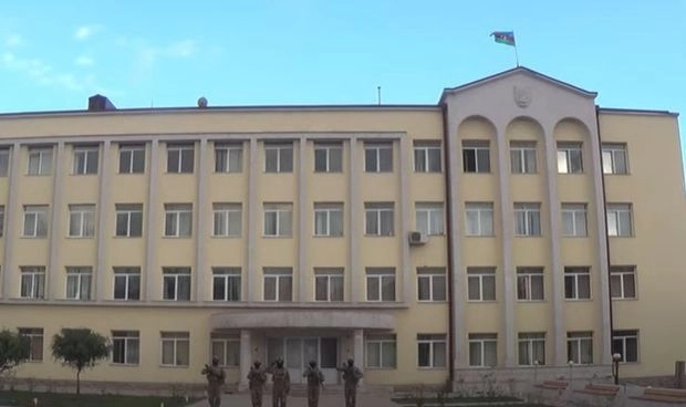 Над зданием какого госоргана в Шуше поднят флаг Азербайджана? - ФОТО