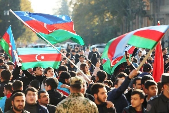 В центре Баку продолжается празднование победы - ВИДЕО