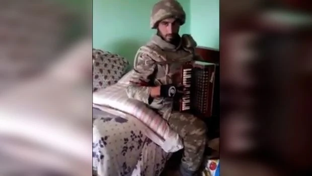Азербайджанский солдат в Карабахе исполнил знаменитую азербайджанскую композицию - ВИДЕО
