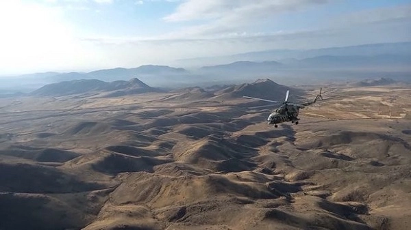 Российские вертолеты сопровождают колонны миротворцев, задействованных в Карабахе - ВИДЕО