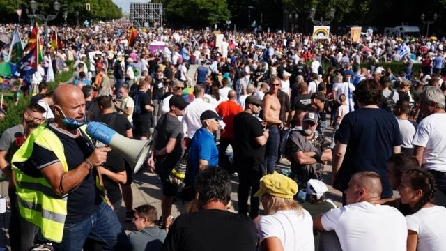 В Ницце около 1,5 тысячи человек приняли участие в манифестации против карантинных мер