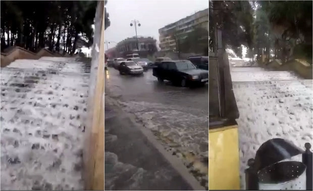 В Баку ливень превратил лестницу в водопад - ВИДЕО