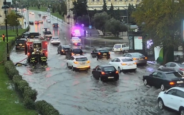 На улицах Баку возникли сложности с движением транспорта - ФОТО