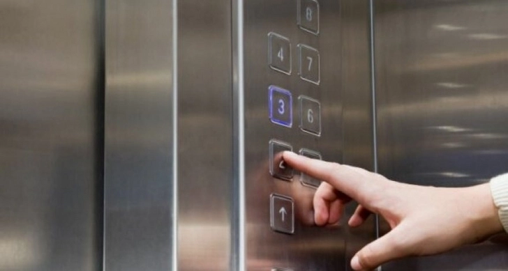 В Баку вызволили пятерых людей, застрявших в лифте