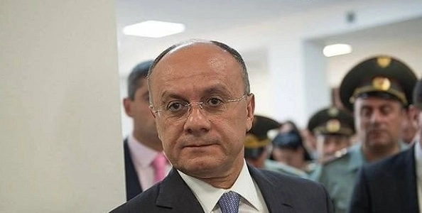 Азербайджан обвиняет экс-министра обороны Армении по двум статьям