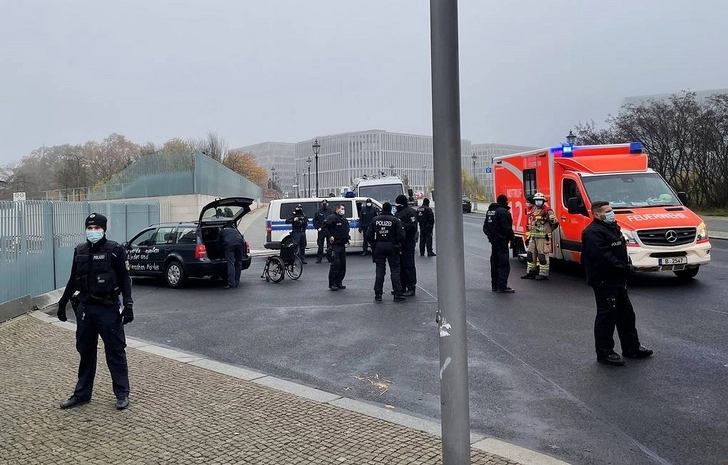 Автомобиль врезался в ворота ограждения офиса Меркель в Берлине