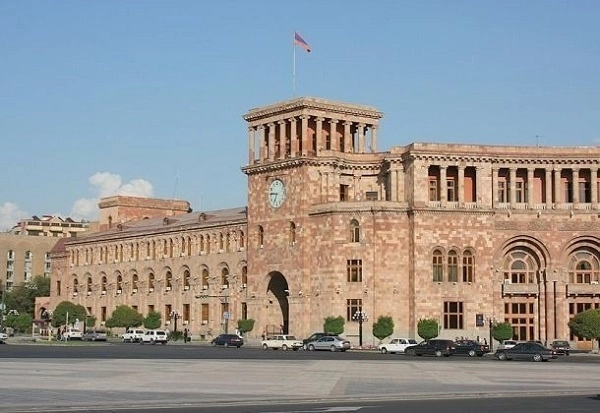 Правительство Армении выступает против отмены военного положения в стране