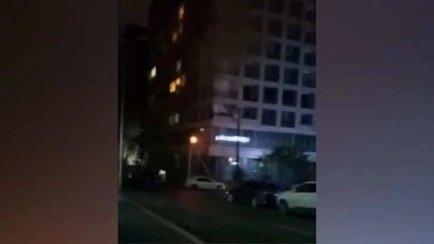 Взрыв на фонарном столбе в центре Баку напугал прохожих - ВИДЕО