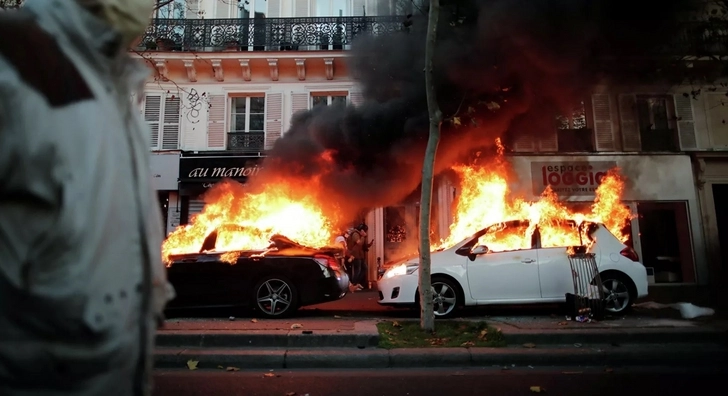 В Париже акция против закона о безопасности переросла в массовые беспорядки - ВИДЕО