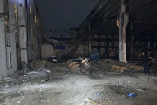 Обрушения кровли бывшего завода в Хырдалане: В здании проживали 9 семей вынужденных переселенцев